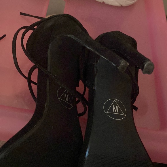 Black heels - Picture 2 of 2